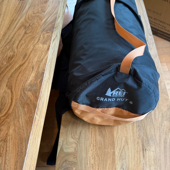 REI Grand Hut 6 - Picture 2 of 3